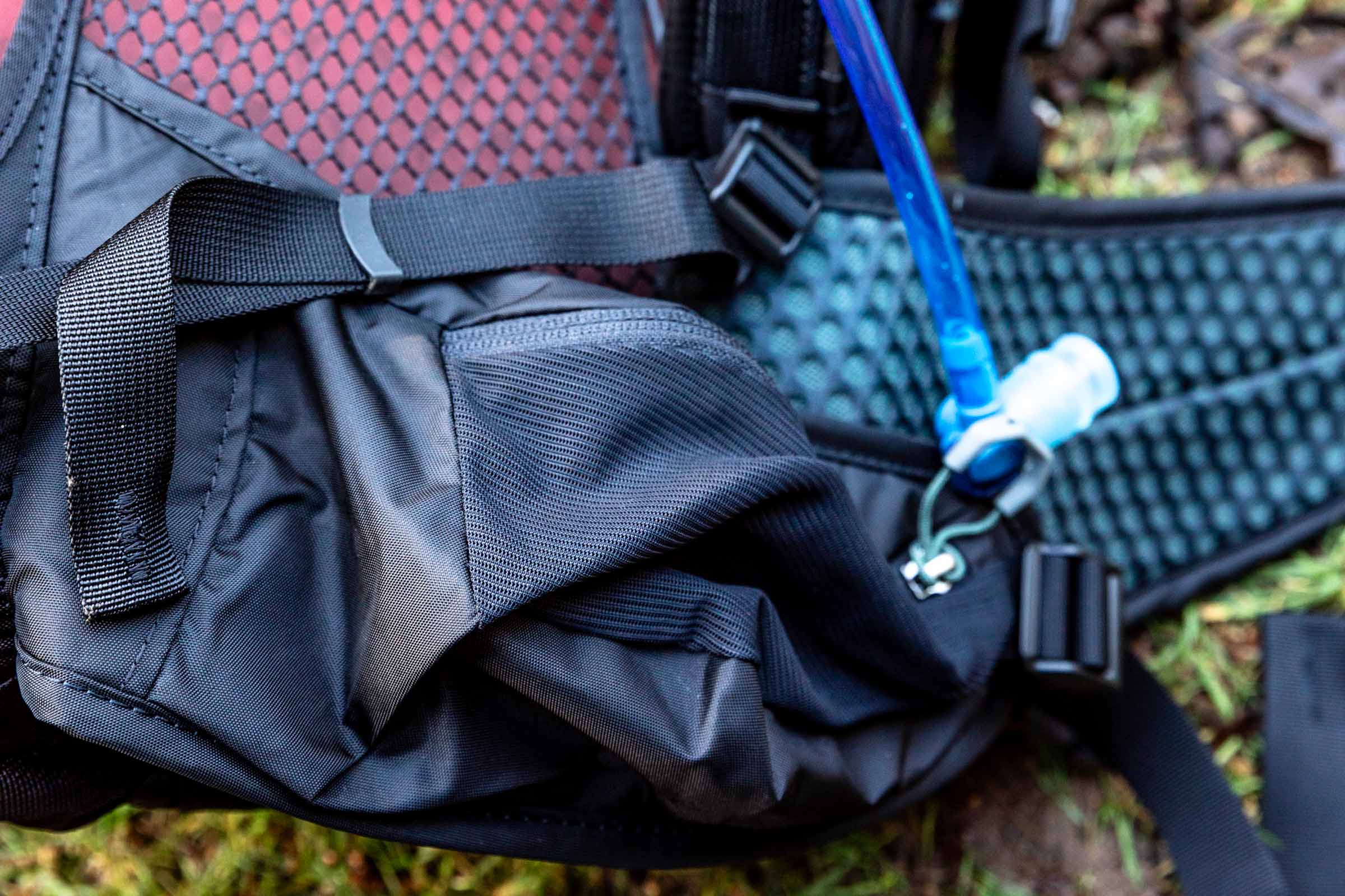 Details of Gregory Sula 16 H2O - a view of the hip belt and the hydration hose with the pack on the ground